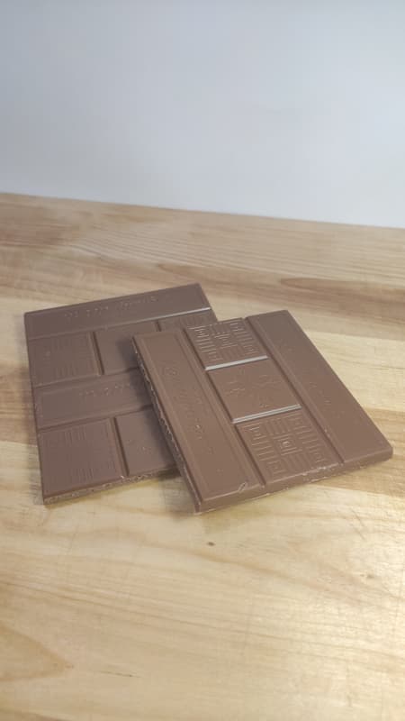 Куски шоколадной плитки от 'Коммунарки' Сливки