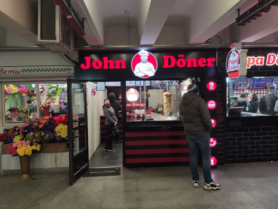 Шаурмяная John Doner на станции метро Каменная горка