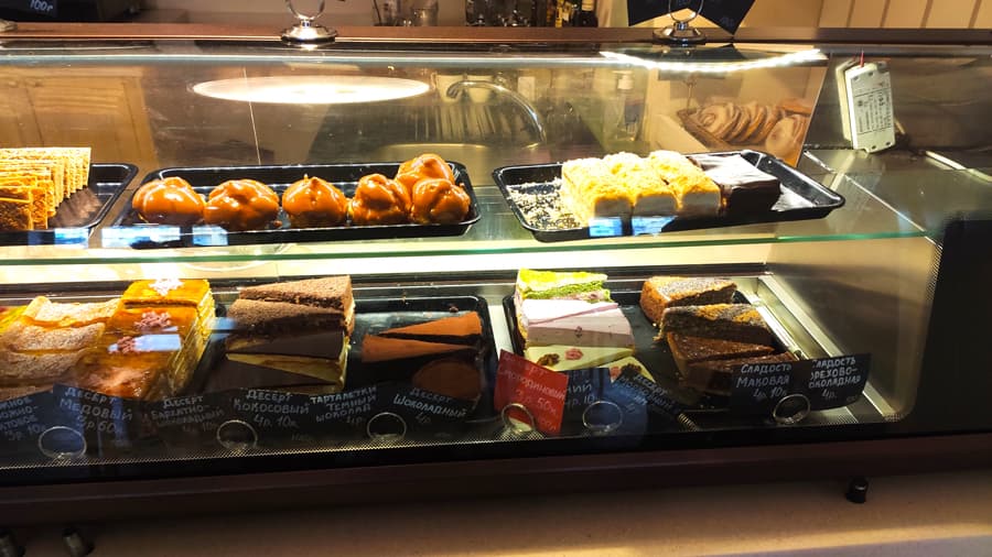 Витрины с десертами и ценами в кафе-пекарне 'Бейкери дю солей'